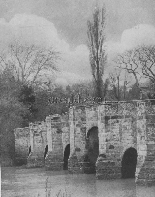 THE ANCIENT STOPHAM BRIDGE ACROSS THE ARUN NEAR PETWORTH, SUSSEX THE ANCIENT STOPHAM BRIDGE ACROSS THE ARUN NEAR PETWORTH, SUSSEX