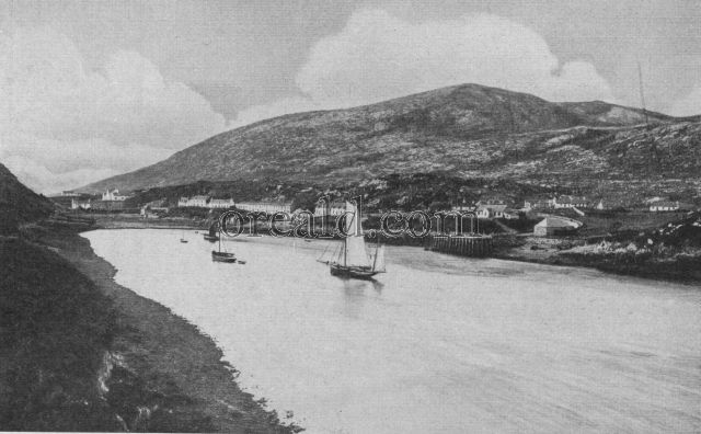 THE LITTLE PORT OF TARBERT AT THE HEAD OF A SEA LOCH OF HARRIS THE LITTLE PORT OF TARBERT AT THE HEAD OF A SEA LOCH OF HARRIS