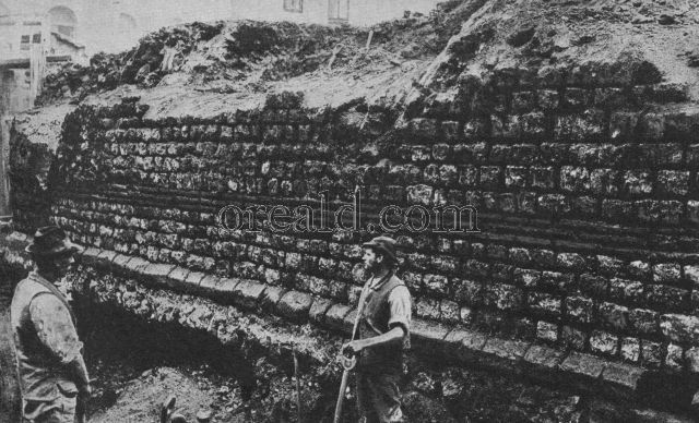 UNIQUE PHOTOGRAPH OF THE DESTRUCTION OF LONDON'S ROMAN WALL UNIQUE PHOTOGRAPH OF THE DESTRUCTION OF LONDON'S ROMAN WALL