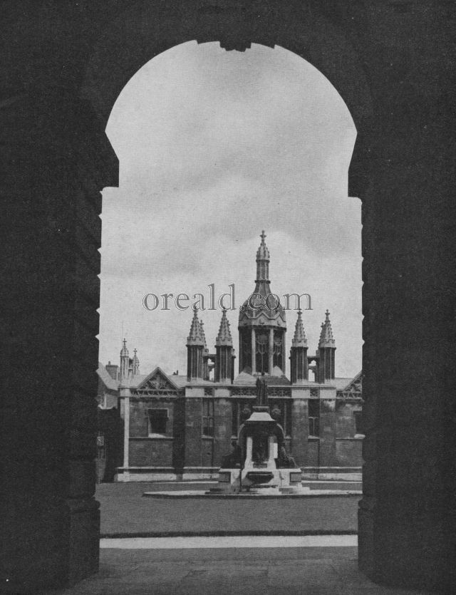 THE FOUNTAIN AT KING'S FROM THE ARCHWAY OF FELLOWS' BUILDINGS THE FOUNTAIN AT KING'S FROM THE ARCHWAY OF FELLOWS' BUILDINGS