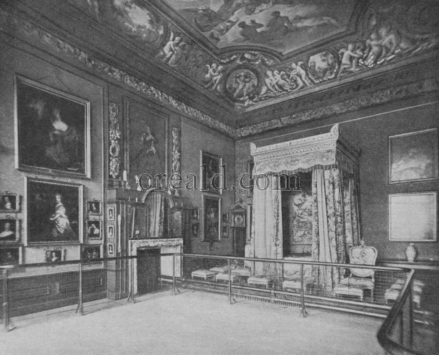 IN THE STATE BEDROOM OF KING WILLIAM III AT HAMPTON COURT IN THE STATE BEDROOM OF KING WILLIAM III AT HAMPTON COURT