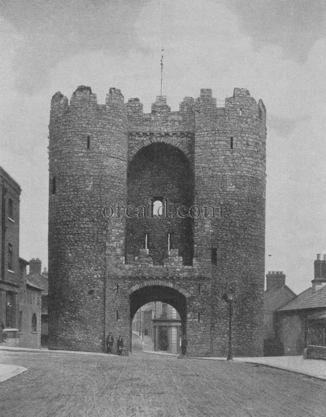 ST. LAWRENCE GATE AT ILL-FATED DROGHEDA ST. LAWRENCE GATE AT ILL-FATED DROGHEDA