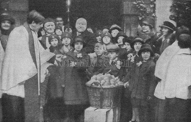 ORANGES AND LEMONS DISTRIBUTED TO LONDON CHILDREN AT ST. CLEMENT DANES ORANGES AND LEMONS DISTRIBUTED TO LONDON CHILDREN AT ST. CLEMENT DANES