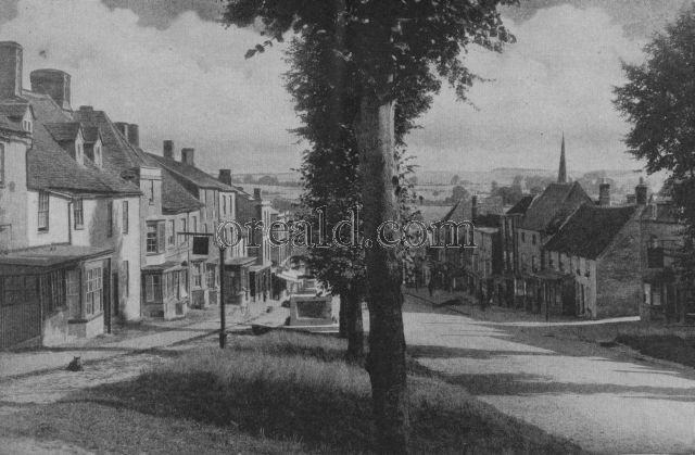 THE ANCIENT TOWN OF BURFORD ON THE WINDRUSH, WHERE TIME HAS WROUGHT FEW CHANGES THE ANCIENT TOWN OF BURFORD ON THE WINDRUSH, WHERE TIME HAS WROUGHT FEW CHANGES