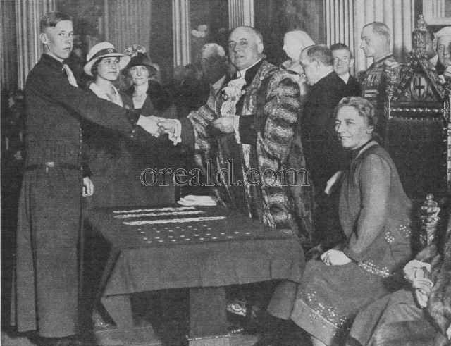 Lord Mayor's gift of a Guinea to the Head Boy of Christs Hospital Lord Mayor's gift of a Guinea to the Head Boy of Christs Hospital